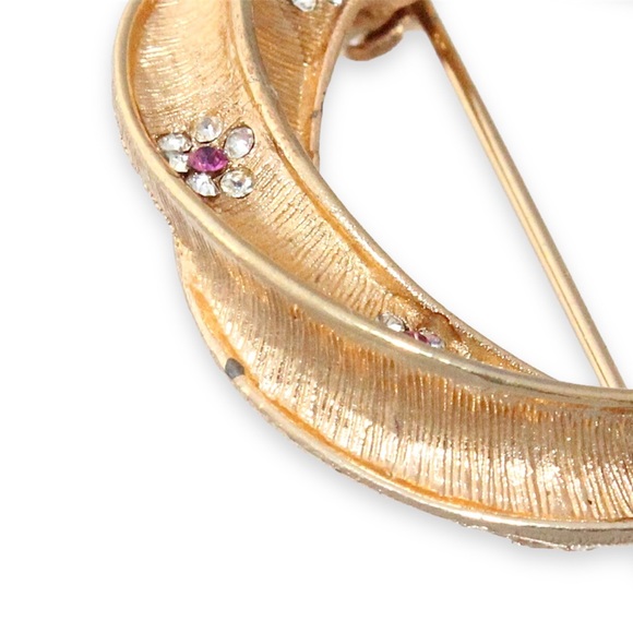 Vintage BSK Wreath Brooch Gold Tone Circle Pin with Pink Rhinestone Flower 1950s - Picture 3 of 4
